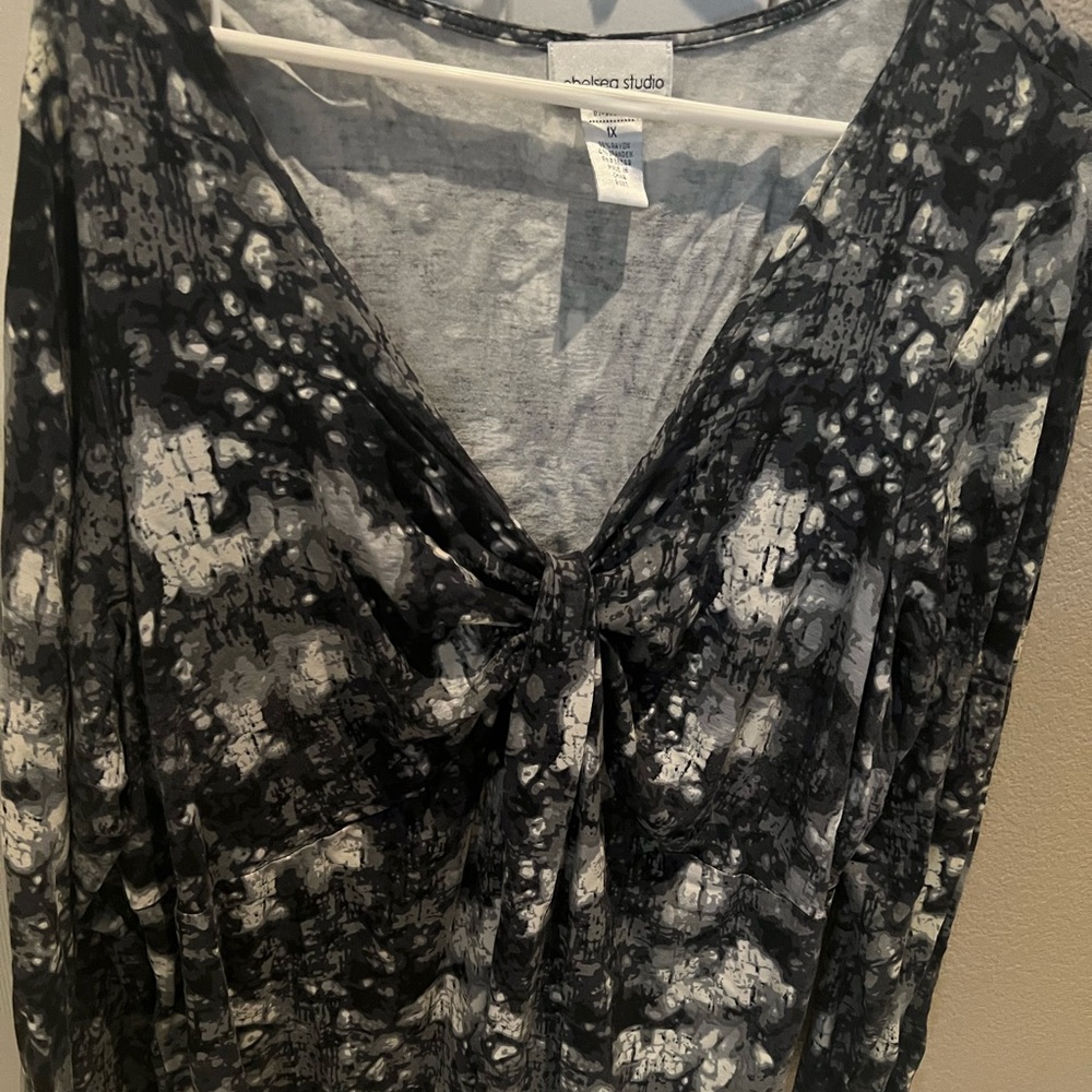 Beautiful black and gray top. Super comfy and stylish. Size 1x